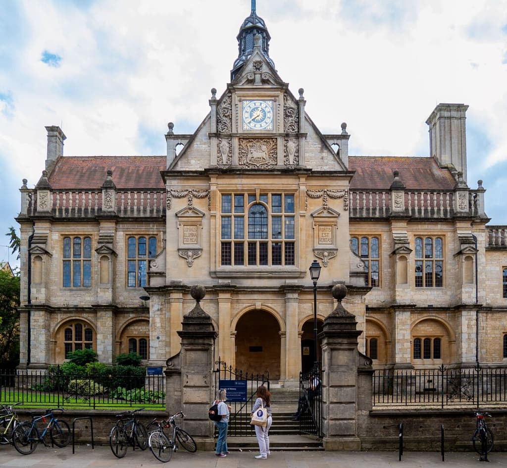 An Uncomfortable Oxford guide and a tour attendee look at the Faculty of History,