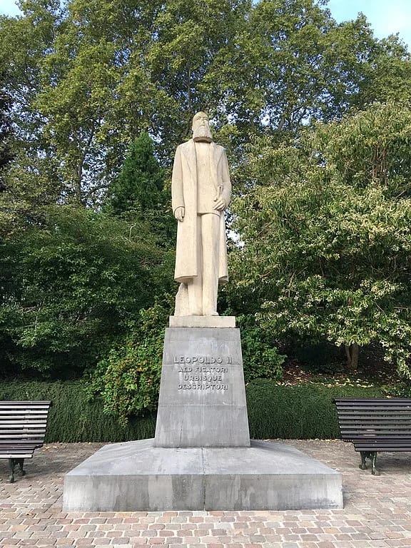Statue of a bearded man in a parc, modern style
