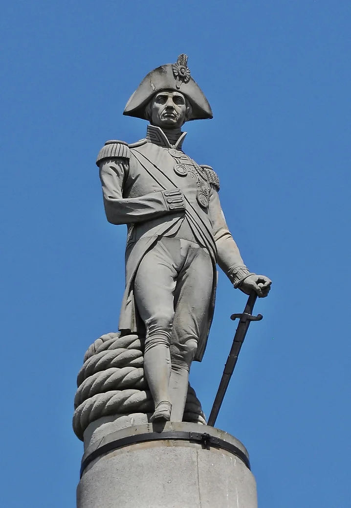 Photograph of a statue of a man in military uniform wearing a tricorn.