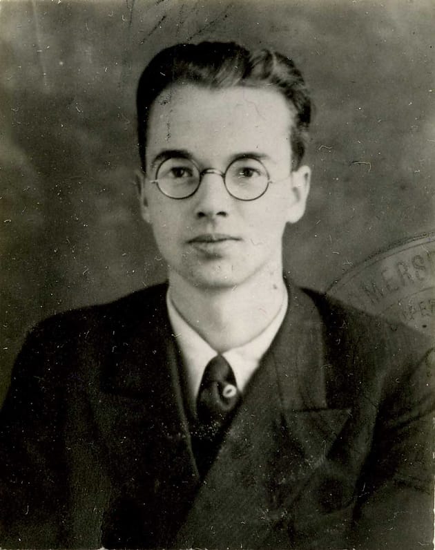 Black and white photogrpah of a young man wearing round glasses. 